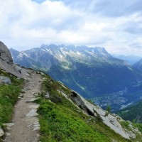 Dans les falaises et pentes raides